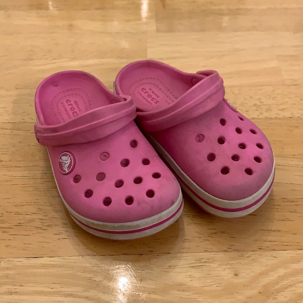 Play condition pink Crocs! 🐊